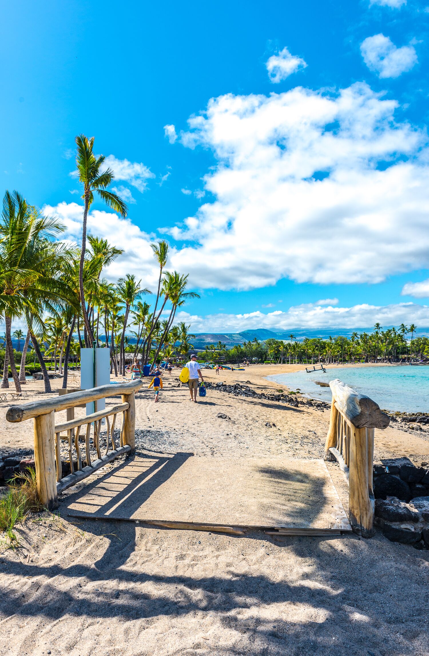En la playa, camastros y toallas de playa 