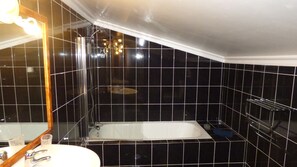 Dusche, Haartrockner, Bidet, Handtücher