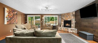 The King Ranch, Hot Tub, King Beds, Fireplace, 
Just outside of Traverse City 
 