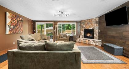 The King Ranch, Hot Tub, King Beds, Fireplace,
Just outside of Traverse City