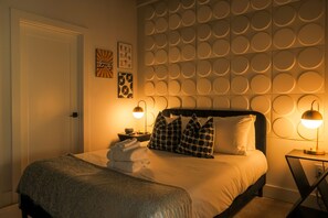 1 habitación, escritorio, tabla de planchar con plancha y cuna de viaje 