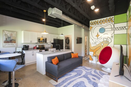 New! Groovy Oasis Near Airport and Downtown Nash!