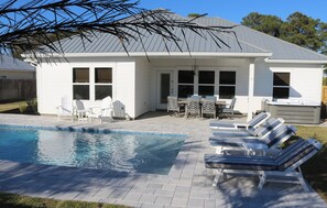 Una piscina al aire libre