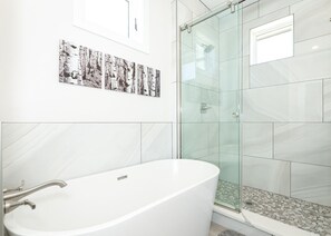 Séchoir à cheveux, serviettes fournies, savon, shampooing
