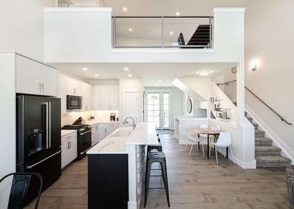 冷蔵庫、電子レンジ、オーブン、コンロ