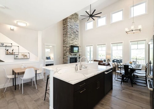 Luxury Mountain Retreat - Hot Tub + Views! 
