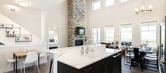 Luxury Mountain Retreat - Hot Tub + Views! 