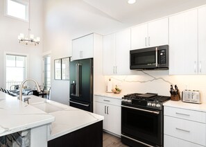 Réfrigérateur, four à micro-ondes, un four, surface de cuisson