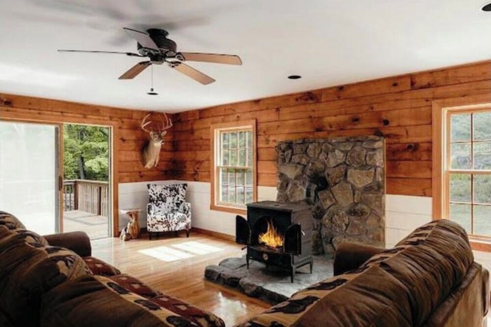Cabin Roscoe 5 acres. Trendy, Cozy ,Fish on the Beaverkill, hunt, kayak, hiking