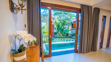 Villa, 1 Bedroom, Private Pool | Peti besi dalam bilik, seterika/papan seterika, Wi-fi percuma