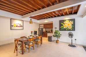 Biệt thự, 2 phòng ngủ, hồ bơi riêng | Khu phòng khách | TV LED 32-inch có truyền hình kỹ thuật số, TV 