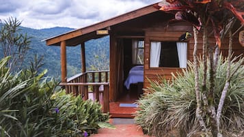 Habitación familiar, varias camas | Edredón, decoración personalizada, muebles diferentes y wifi gratis