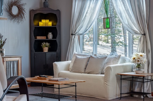 The Bigfork Riverside Retreat - No Cleaning Fee!