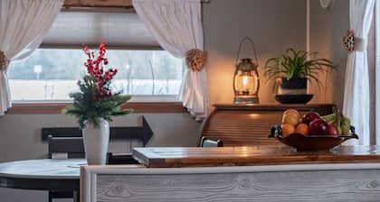 The Bigfork Riverside Retreat - No Cleaning Fee!