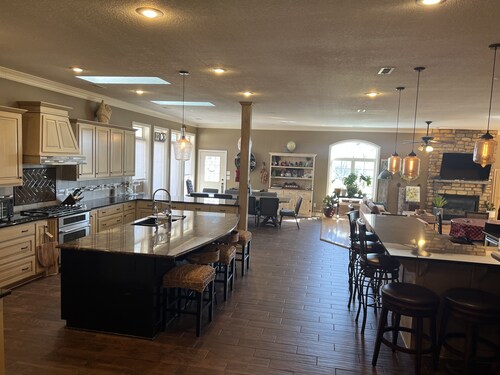 Estate Home Hot Tub Beach view Wi-Fi 8 acres 5000 sqft 4 bd 3.5 bath