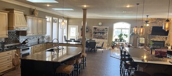 Estate Home Hot Tub Beach view Wi-Fi 8 acres 5000 sqft 4 bd 3.5 bath