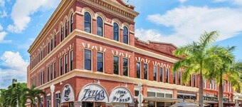 5027 Stylish Retro 3BR: Screened Patio, Outdoor Grill