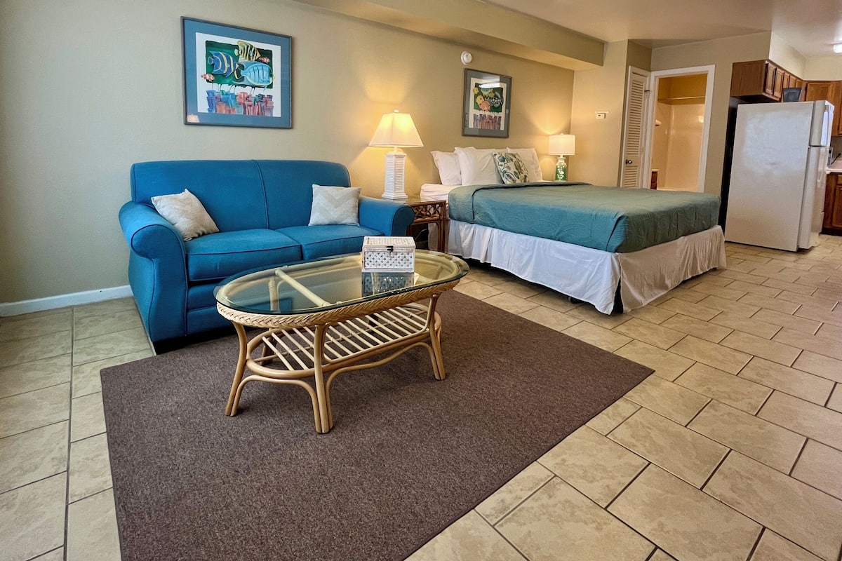 Deluxe Studio Suite | Living area | LCD TV