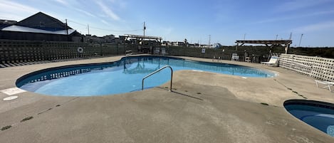 Una piscina al aire libre de temporada