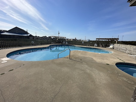 Una piscina al aire libre de temporada