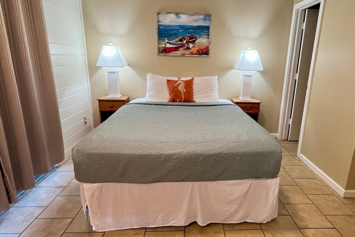 Deluxe Suite, 2 Bedrooms, Non Smoking, Ocean View | 2 bedrooms, premium bedding, in-room safe, individually decorated