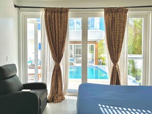 2 quartos, cofres nos quartos, escrivaninha