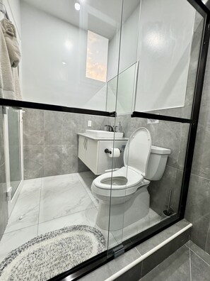 淋浴設備、環保梳洗用品、風筒、坐浴桶