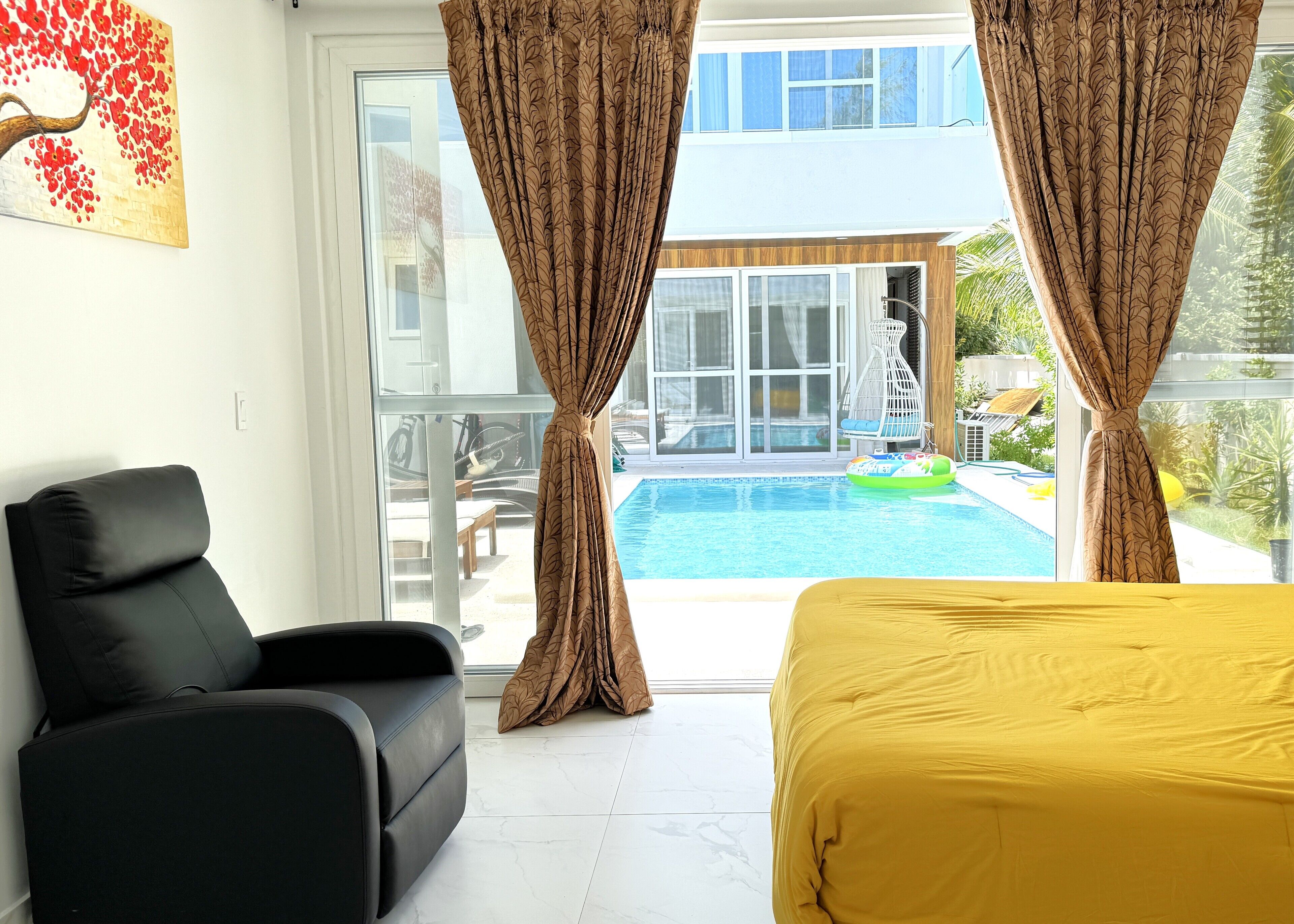 2 bedrooms, in-room safe, desk, iron/ironing board