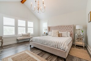 5 bedrooms, desk, iron/ironing board, travel crib