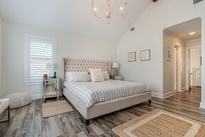 5 bedrooms, desk, iron/ironing board, travel crib - "Luxurious Moya's ranchette " mini horses,heated pool,games  (Bulverde)