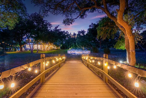 "Luxurious Moya's ranchette " mini horses,heated pool,games 