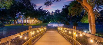 "Luxurious Moya's ranchette " mini horses,heated pool,games 