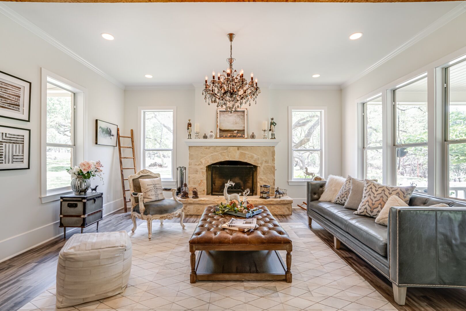 TV connectée, cheminée, jeux vidéo, baby-foot