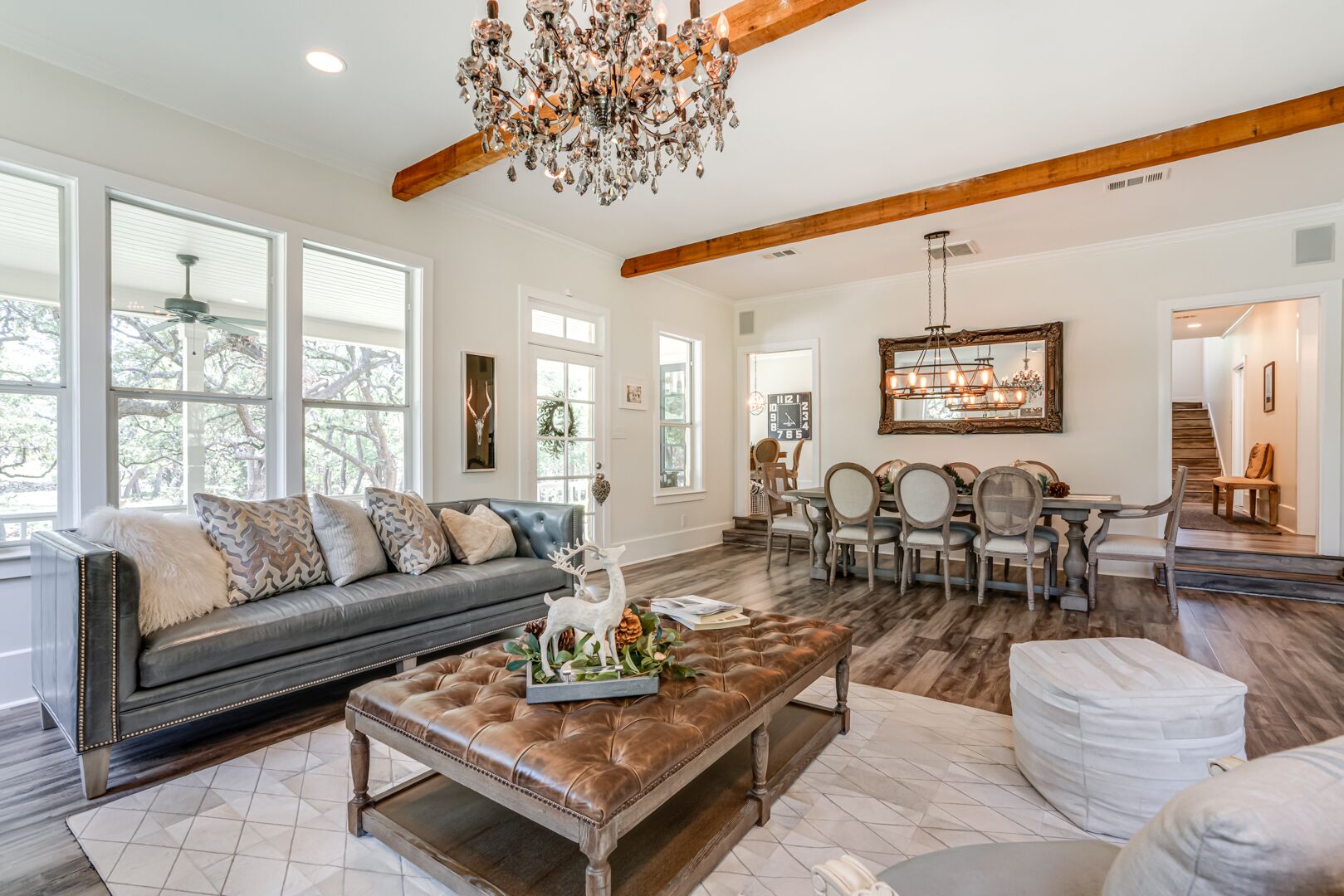 TV connectée, cheminée, jeux vidéo, baby-foot