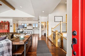 Een televisie, een open haard en een stereo