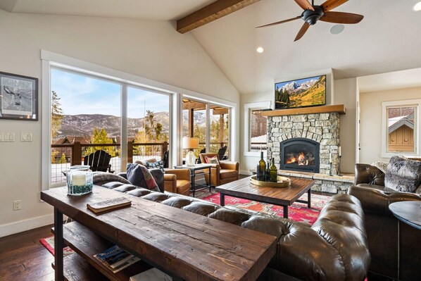 Een televisie, een open haard en een stereo