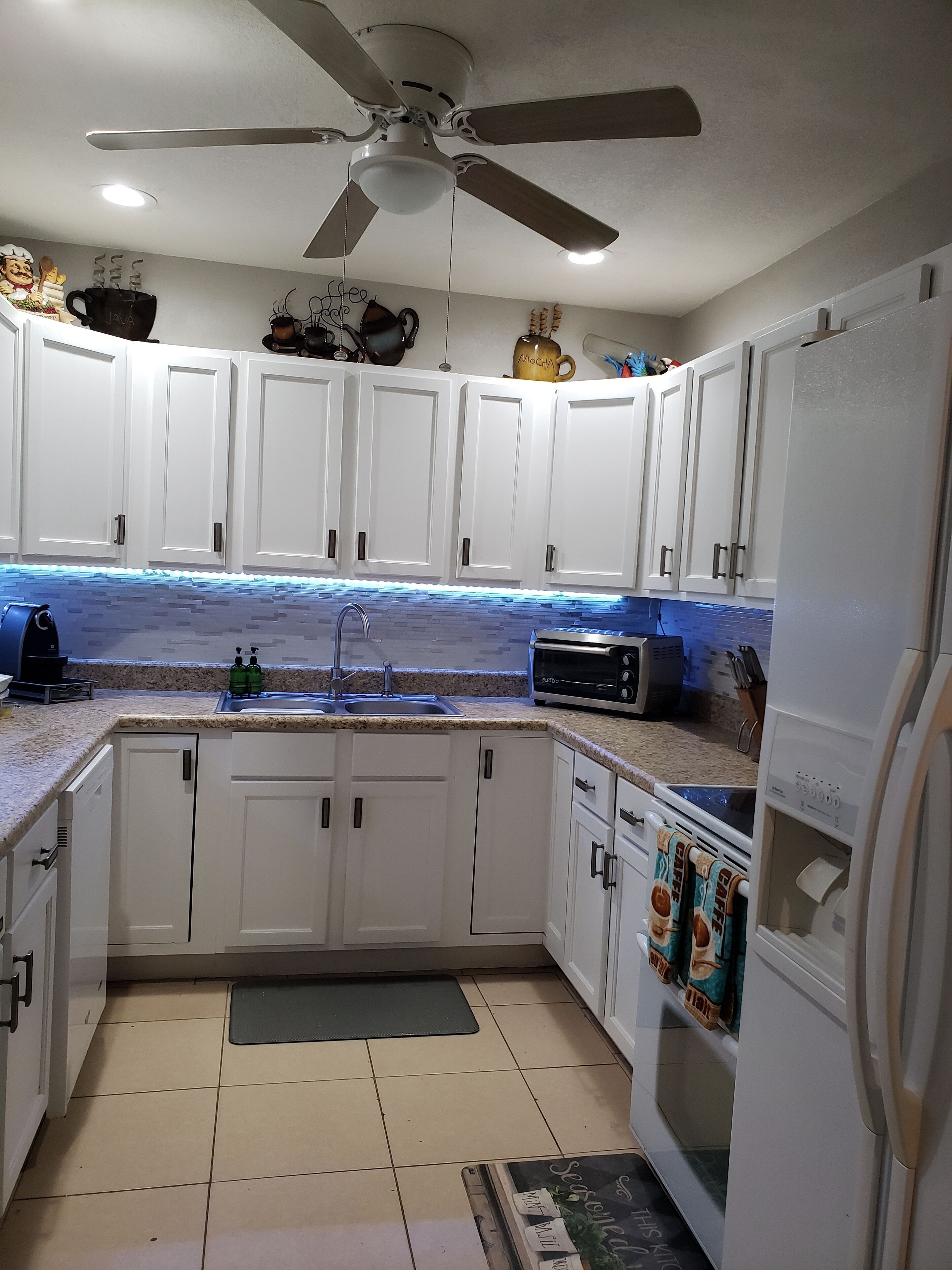 Kjøleskap, mikrobølgeovn, ovn og kokeplater