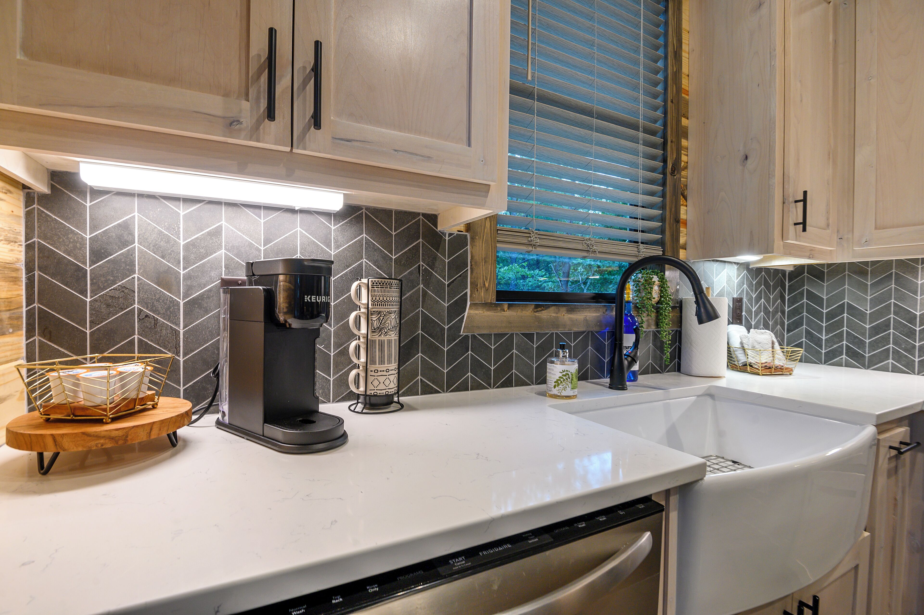 Pet Friendly Luxury Cabin in Broken Bow w/ Hot Tub/ EV plug/ Arcade