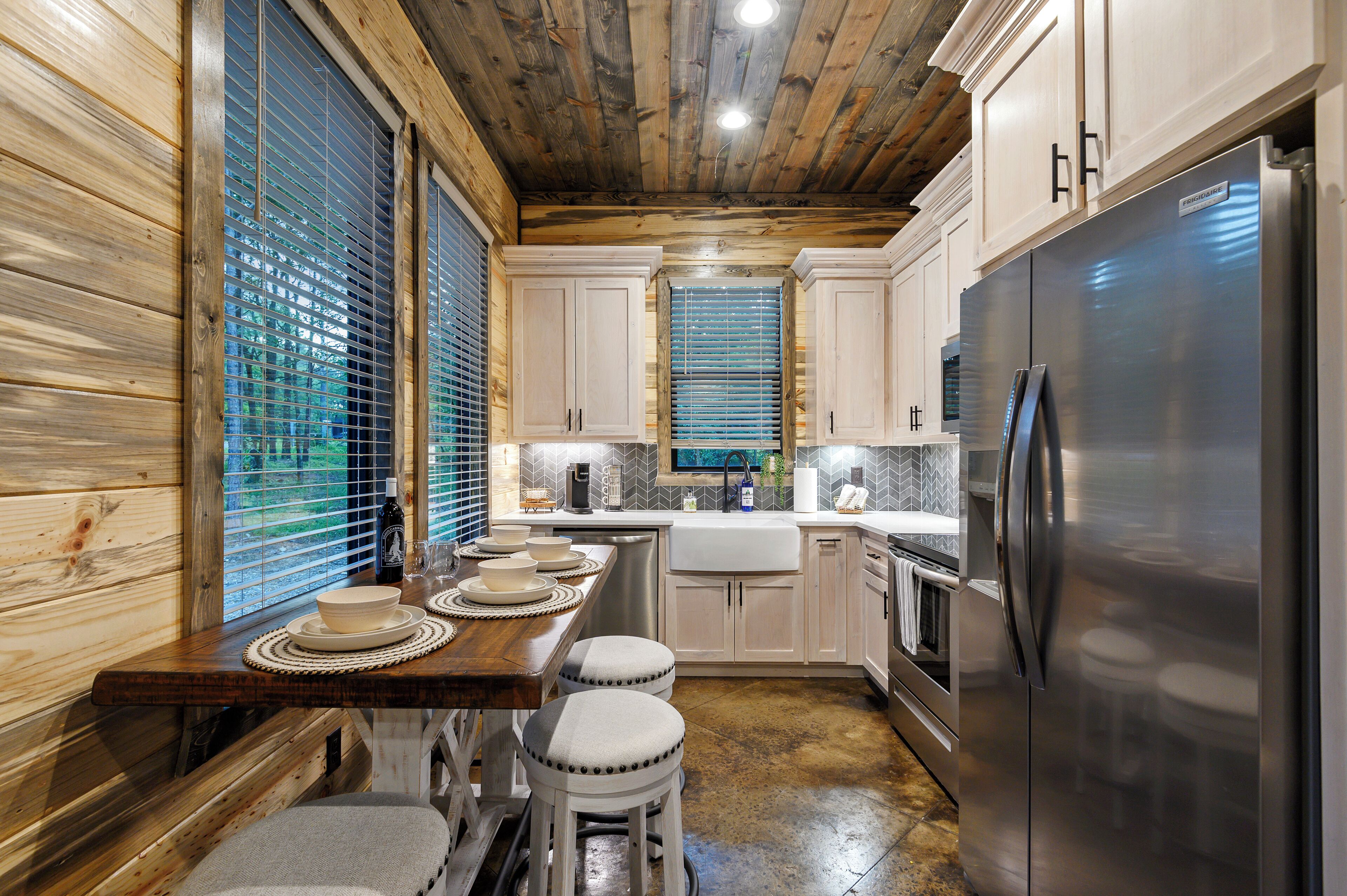 Pet Friendly Luxury Cabin in Broken Bow w/ Hot Tub/ EV plug/ Arcade