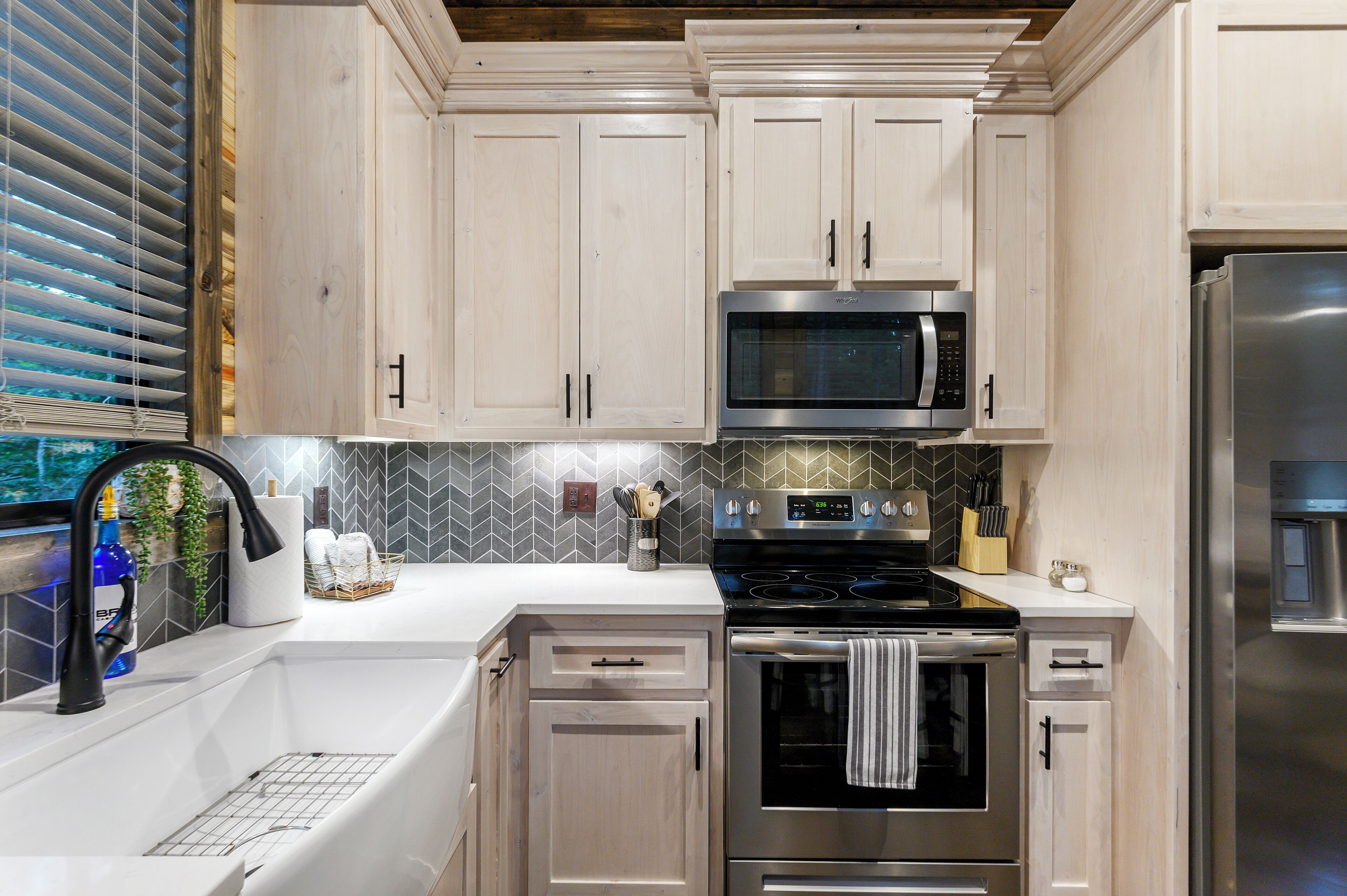 Pet Friendly Luxury Cabin in Broken Bow w/ Hot Tub/ EV plug/ Arcade