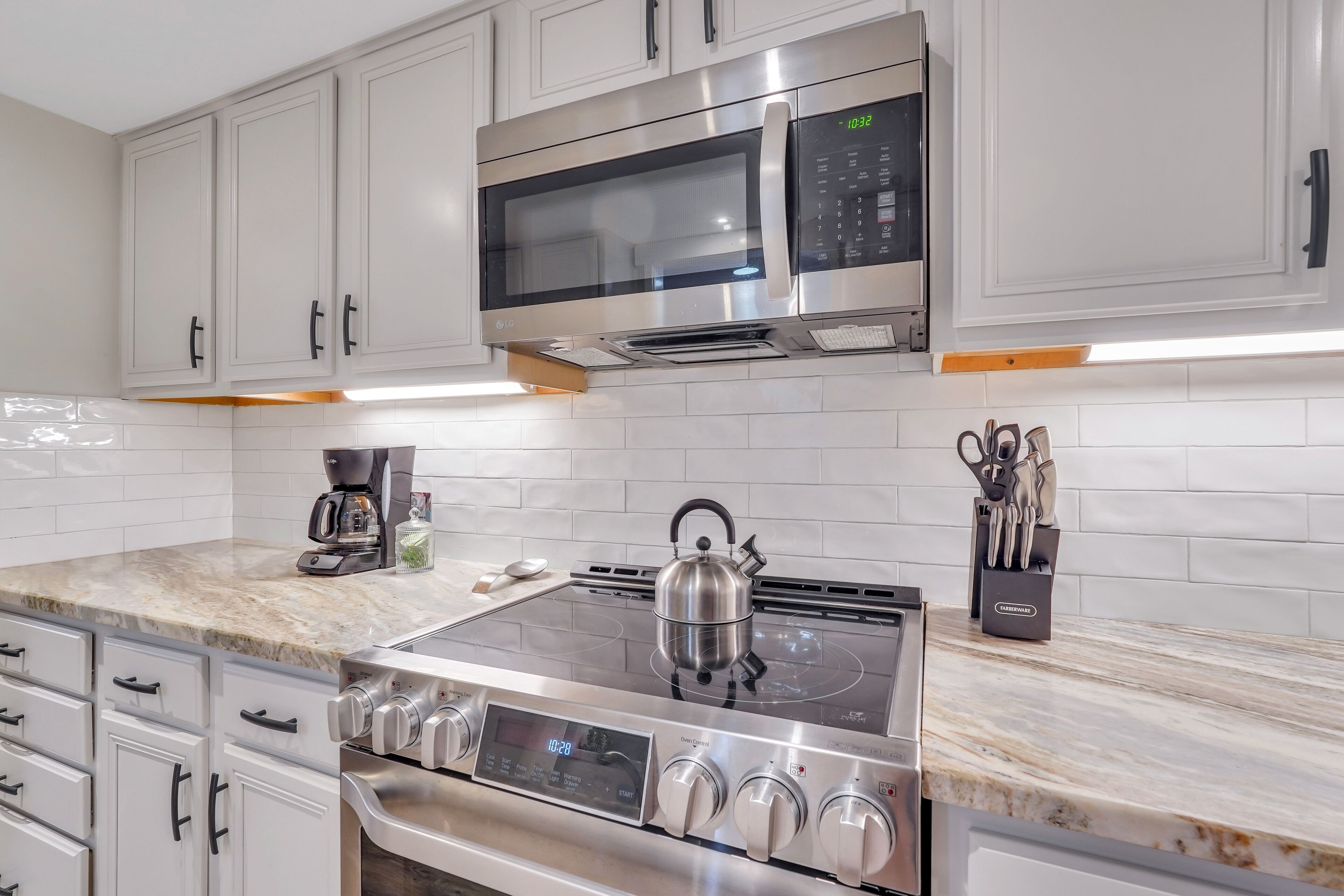 Updated villa with a pool view in Shipyard Plantation