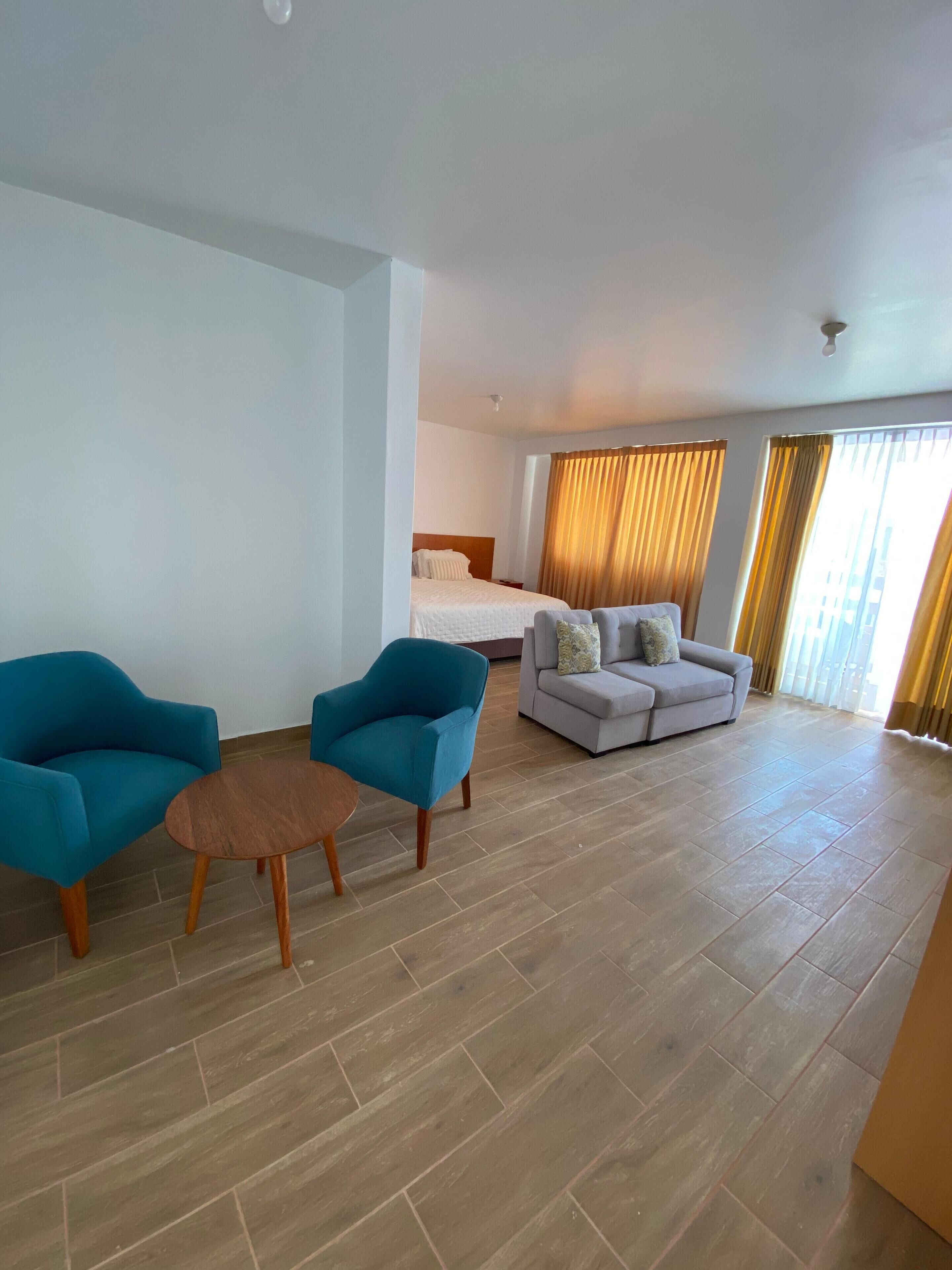 Habitación doble Premium | Área de sala de estar | Smart TV de 40 pulgadas con canales por cable 