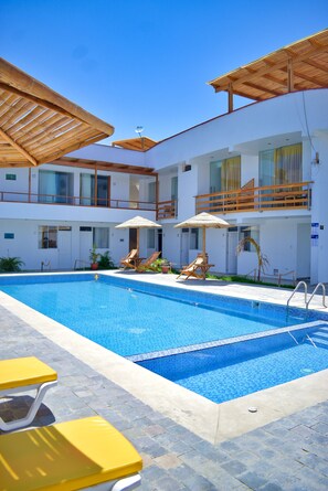 Outdoor pool, open 9:00 AM to 8:00 PM, pool umbrellas, pool loungers - Prim Hotel Vichayito (Los Organos)