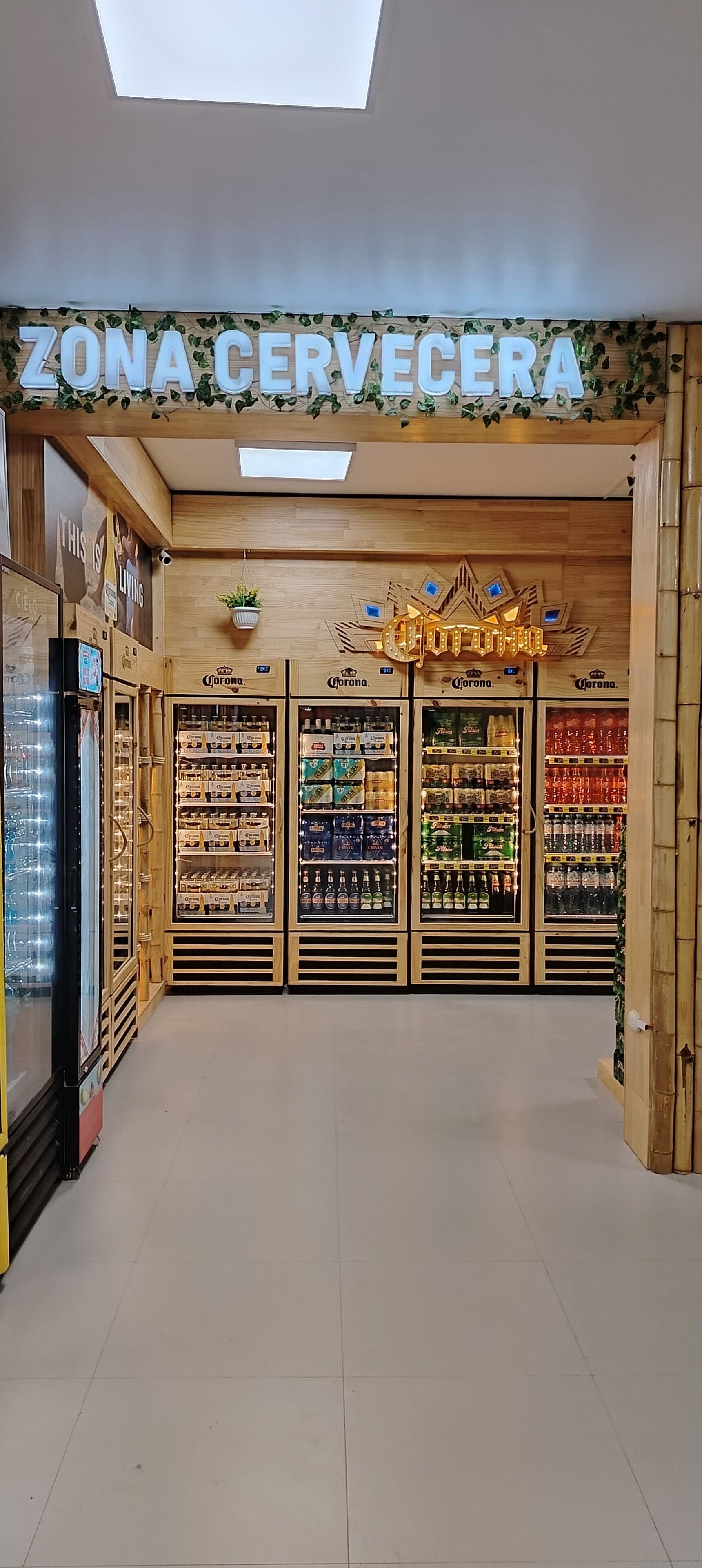 Ein Geschäft namens 'Zona Cerveça' mit Regalen voller Corona-Bierflaschen und einem Schild darüber.