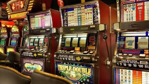 Een rij gokautomaten met verschillende inzetmogelijkheden en speltypen.
