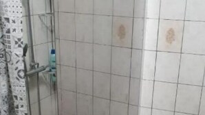 Un baño con ducha, inodoro y lavabo.
