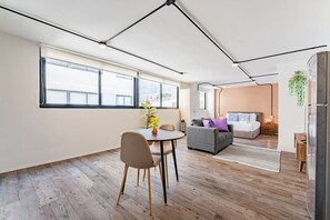 1 habitación, escritorio, tabla de planchar con plancha y wifi 