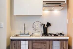 Refrigerador, microondas, placa de cocina, cafetera/tetera