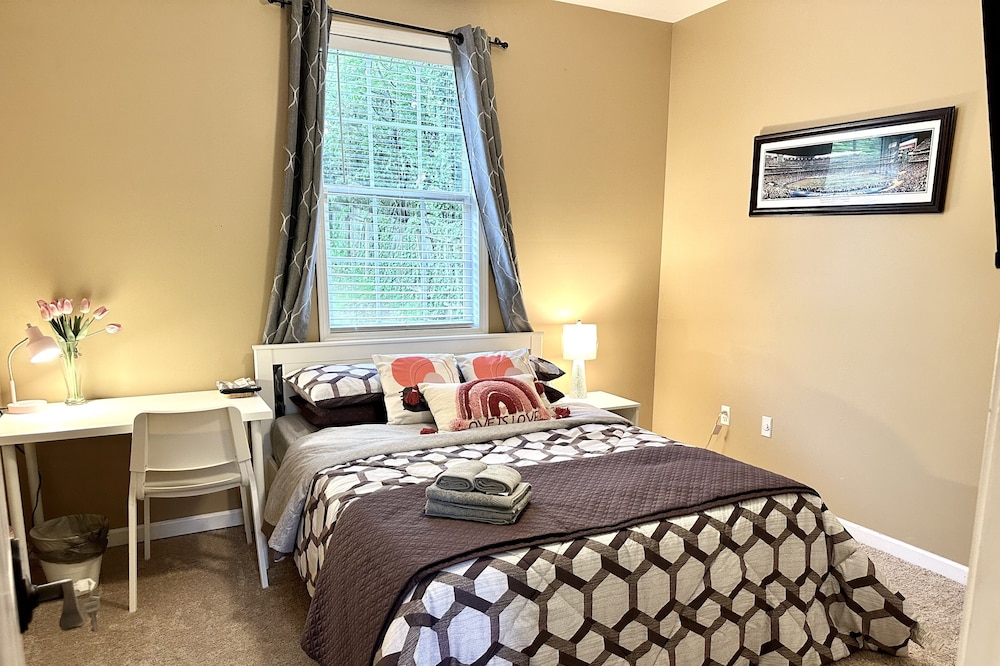 Puple Bedroom near Sugar Hill