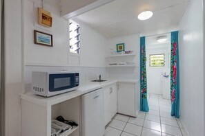 Microwave - Vaka Beach Cottage with A/C, unlimited wifi, (Rarotonga)